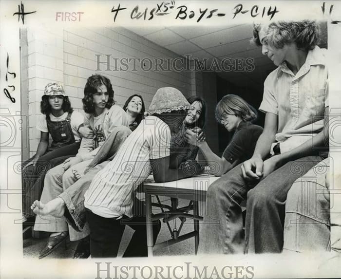 Historic Images 1975 Press Photo St. Bernard High School as a Refugee Center After Hurricane 8 x10 in