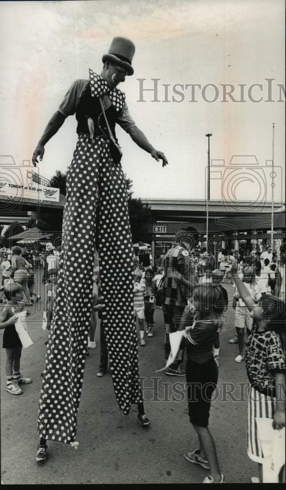 Historic Images - 1988 Press Photo Stefano, The Stilt-Walker, entertains at Children's Fest