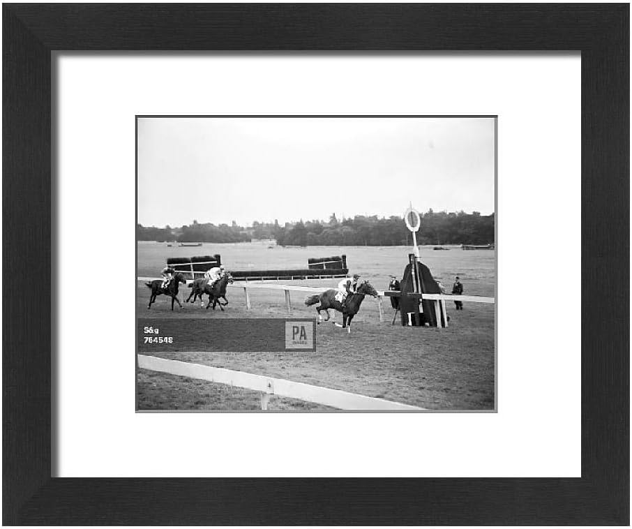 Media Storehouse Framed 10x8 Print of Horse Racing - The Oxfordshire Stakes - Newbury (14001248)