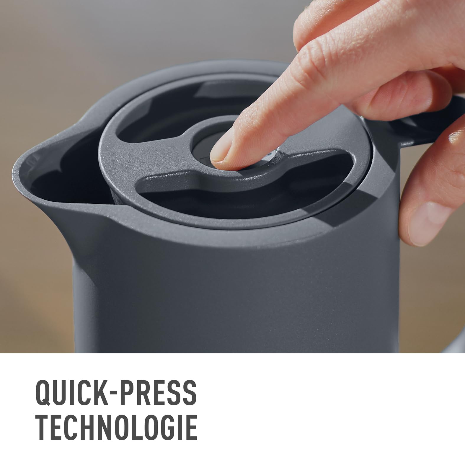 Emsa Motiva Thermoskanne 1l, Isolierkanne mit Quick-Press-Verschluss, 12h heiß, 24h kalt, Glaskolben, Made in Germany, Teekanne Thermo, Nordisches Design, anthrazit, N41701 6