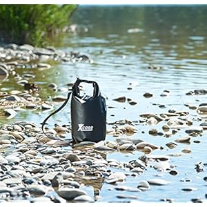 Xcase Overboard Beutel: 3er-Set wasserdichte Packsäcke aus LKW-Plane, 5/10/20 Liter, schwarz (Taschen wasserfest, Waterbag, Unterwasserlicht) 4 Schnorchelmasken 61yQrXyEnkL. SS300 Wasserdicht, staubdicht und schwimmfähig • Extrem robust: kratz- und rissfestes Material • Not-Kopfkissen-Funktion • Verstellbarer Schulterriemen • Auch als Wasserbehälter verwendbar
Extrem strapazierfähige Industrie-Plane (500D Tarpaulin) • Als Eimer nutzbar, z.B. für Outdoor-Duschwasser (nicht für Trinkwasser geeignet) • Verstellbarer Schultergurt
Staub- und wasserdicht sowie schwimmfähig • Auch sehr praktisch als Not-Kopfkissen • Farbe: schwarz