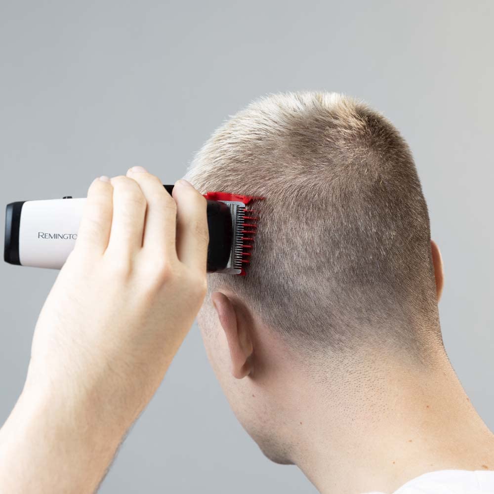 Remington Haarschneidemaschine [selbstschärf. Edelstahl Klingen/10 angeschrägte Fade-Kämme/0,8-25mm] Haarschneider Set (inkl. 9 normale Aufsteckkämme, Netz-/Akkubetrieb, Tasche) HC500 7