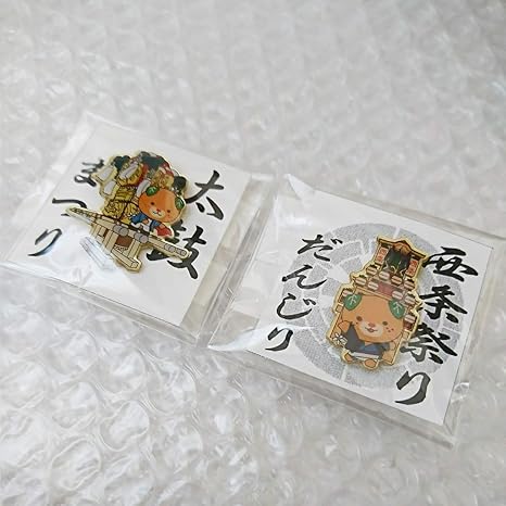 Amazon みきゃん 西条祭り ピンバッチ だんじり 太鼓まつり バッジ えひめ国体 愛媛国体 記念品 グッズ アニメ 萌えグッズ 通販