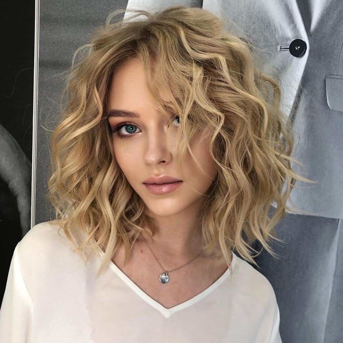 Photo 1 of RENERSHOW Layered Short Ombre Blonde Wavy Bob Wigs for Women Mid-length Blonde Curly Wig Synthetic Natural Looking Daily Party Wig
