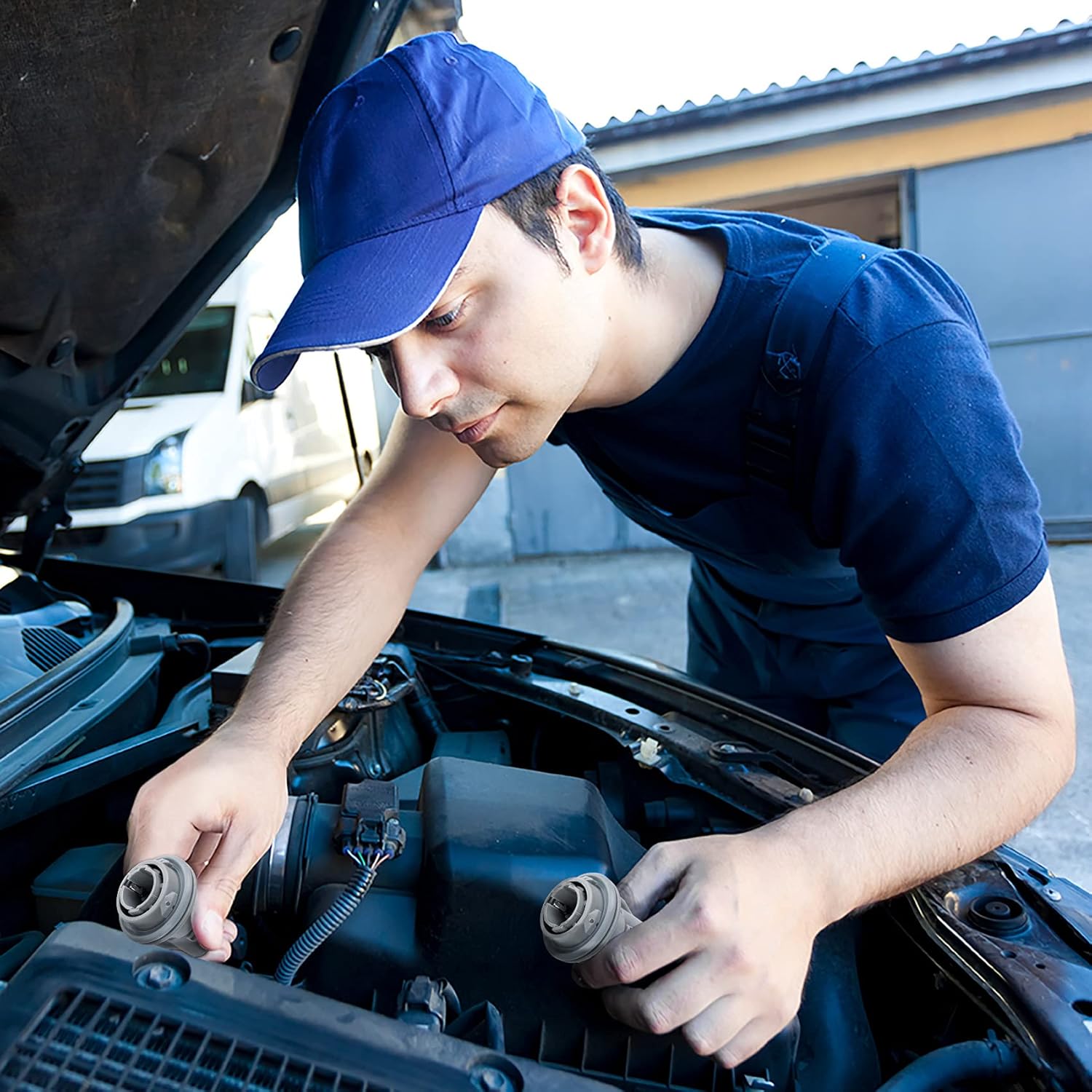 Довольный автомеханик. Обезьяна автомеханик. Моторист. Мужчина чинит машину. Это какая машина работает.