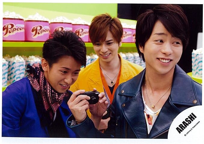 Amazon Co Jp 嵐 Arashi 公式生写真 Arashi Live Tour Popcorn コンサートパンフ グッズ撮影オフショット 混合 松本潤 大野智 櫻井翔 ホビー