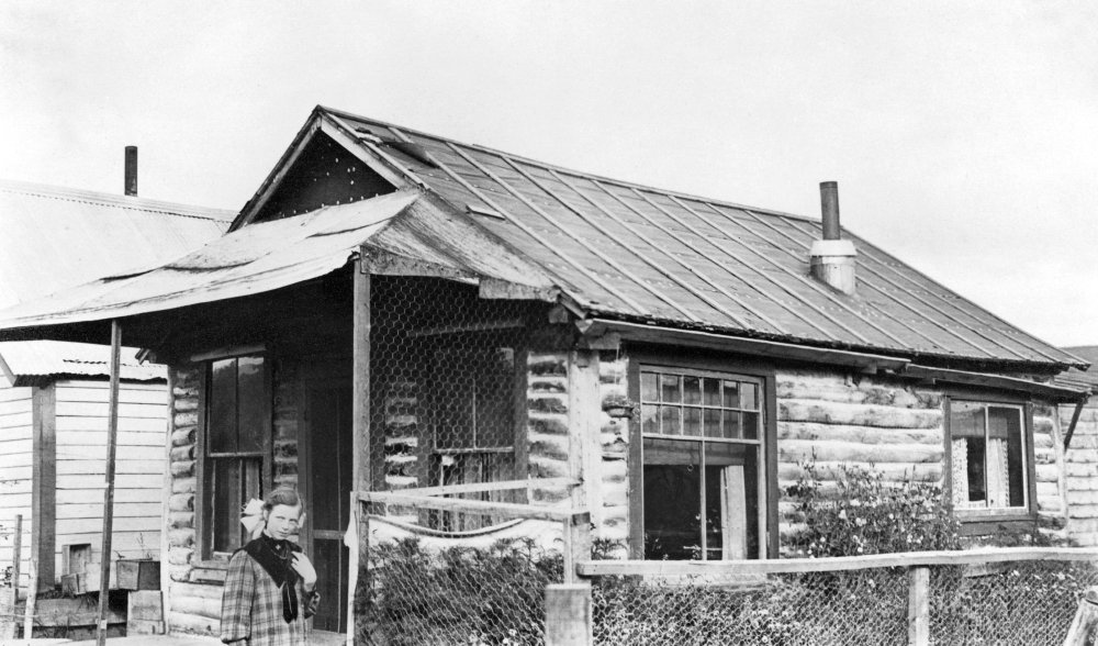 Alaska Log Cabin Na Girl Standing In Front Of A Log Cabin In