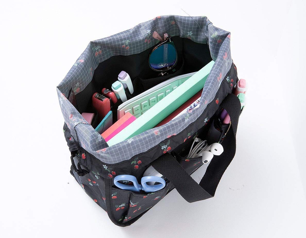 LESPORTSAC COLLECTION BOOK MULTI BOX/STRAWBERRY PATCH：3/27発売【ムック本付録】いちご畑柄のマルチボックス 内ポケットが3つ&外ポケットが4つ