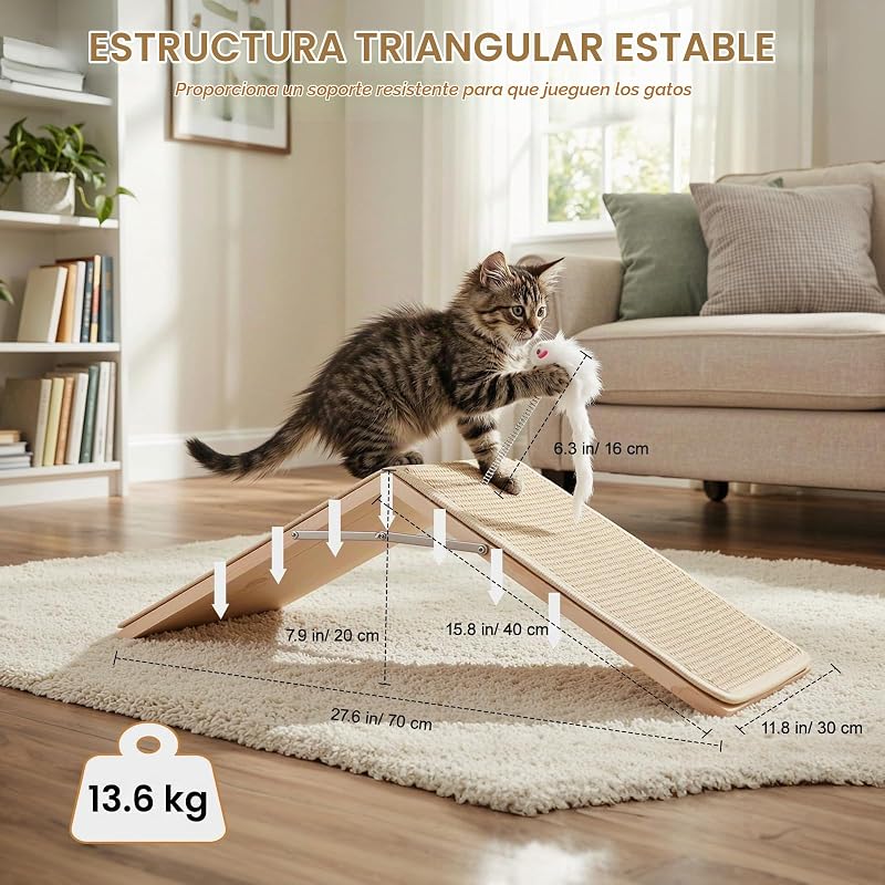 Arranhador para gatos, rampa de arranhador de sisal, tábua dobrável de madeira com 2 peluches de mola, rampa triangular para gatinhos que protege móveis, tapete antiderrapante