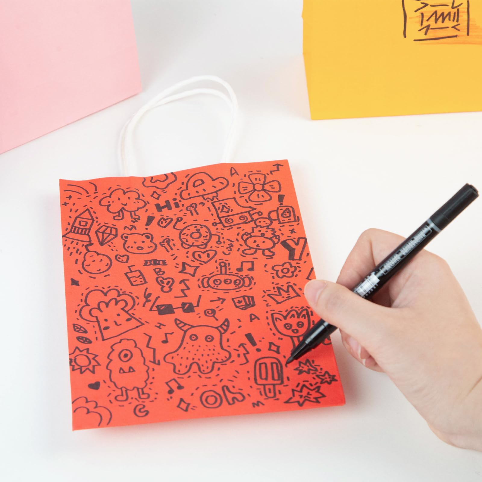 Koogel 40 Stück Papiertüten, Bunte Geschenktüten Kraftpapiertüten mit Henkel, Geschenktaschen für Einkaufen Hochzeiten Verpackungen Kindergeburtstag