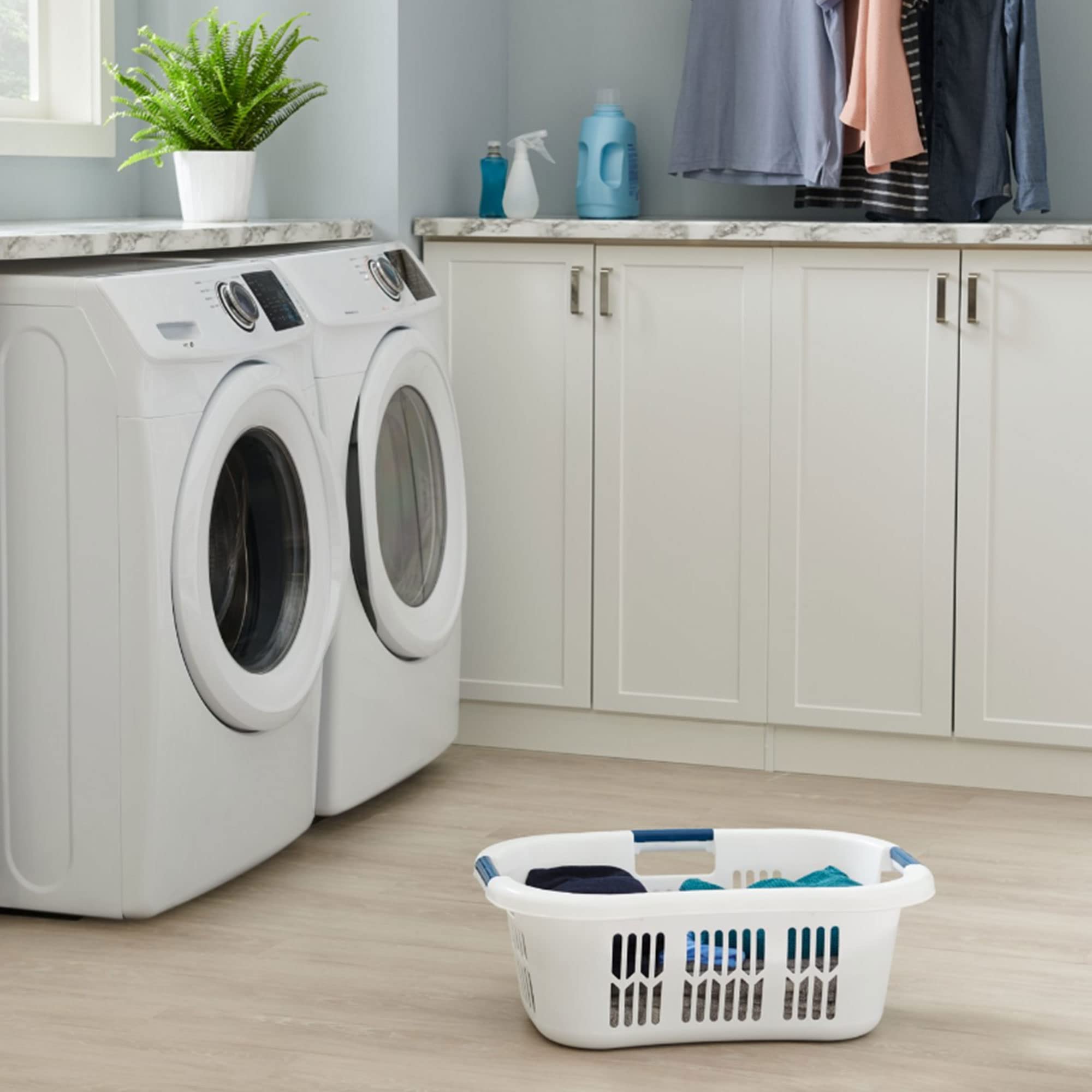 Rubbermaid Laundry Basket XL Hip-Hugger Basket 2.1-Bushel White Laundry Storage/Bathroom/Bedroom/Home Closet