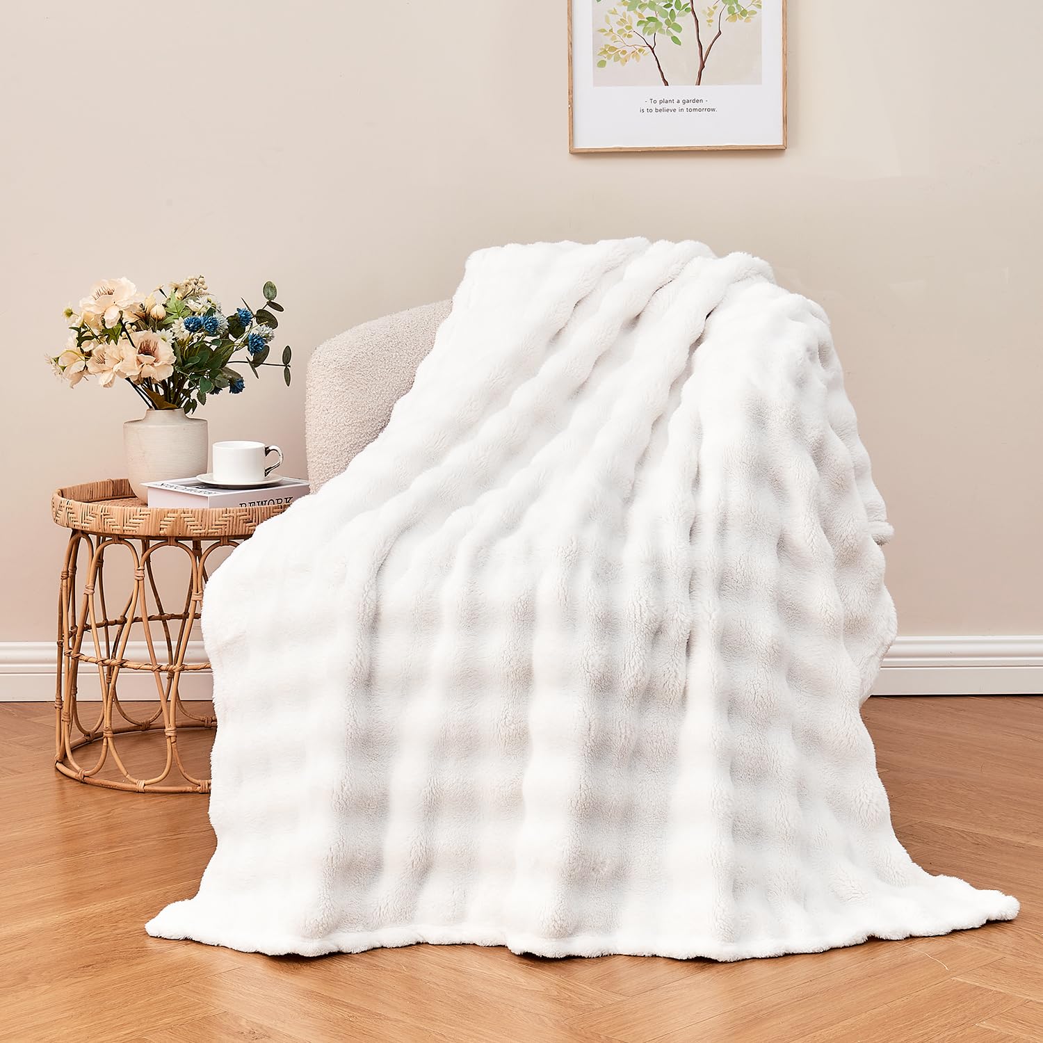 Wajade White Fleece Throw Blanket Bubble Blanket Faux Fur Fluffy Bed Blanket Super Cosy Warm Large Blanket for Bed Sofa Car, 127x153CM