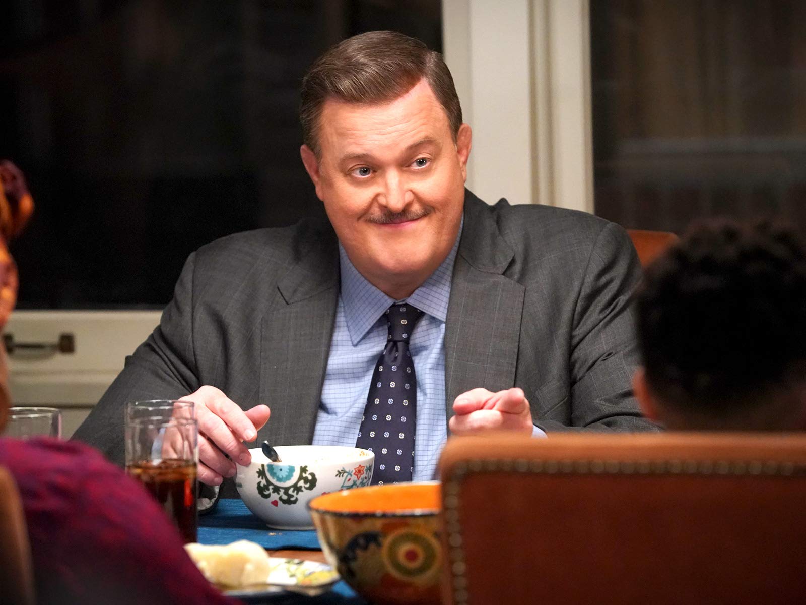 Люблю боб. Люблю боб. Билли гарделл 2022. Кристин эберсоул. Bob hearts abishola.