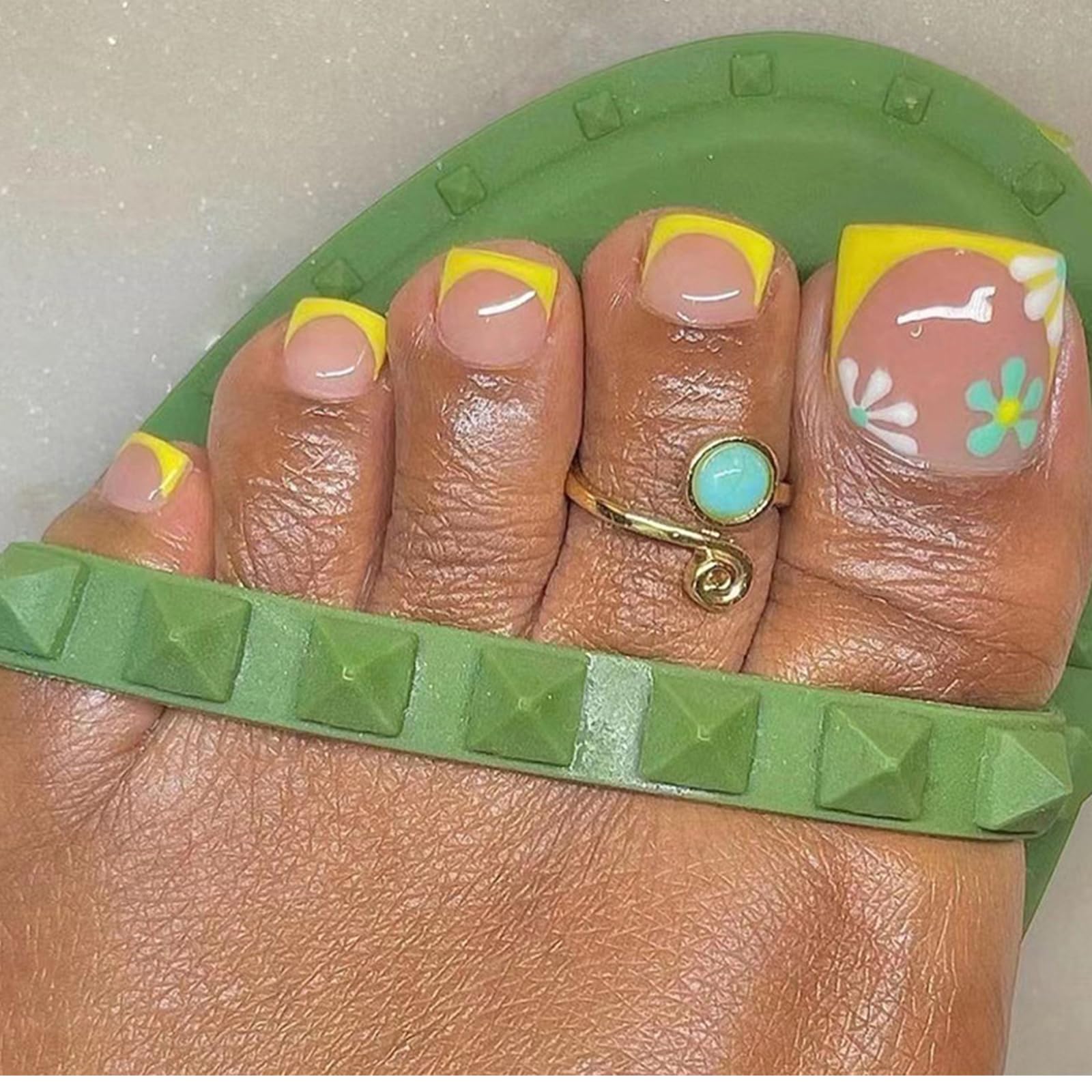 24Pcs Square False Toenails Glossy French Yellow Border Press on Toenails Shiny Stick on Toenails Short Acrylic Full Cover Summer Fake Toenails for Women and Girls Daily Decorations