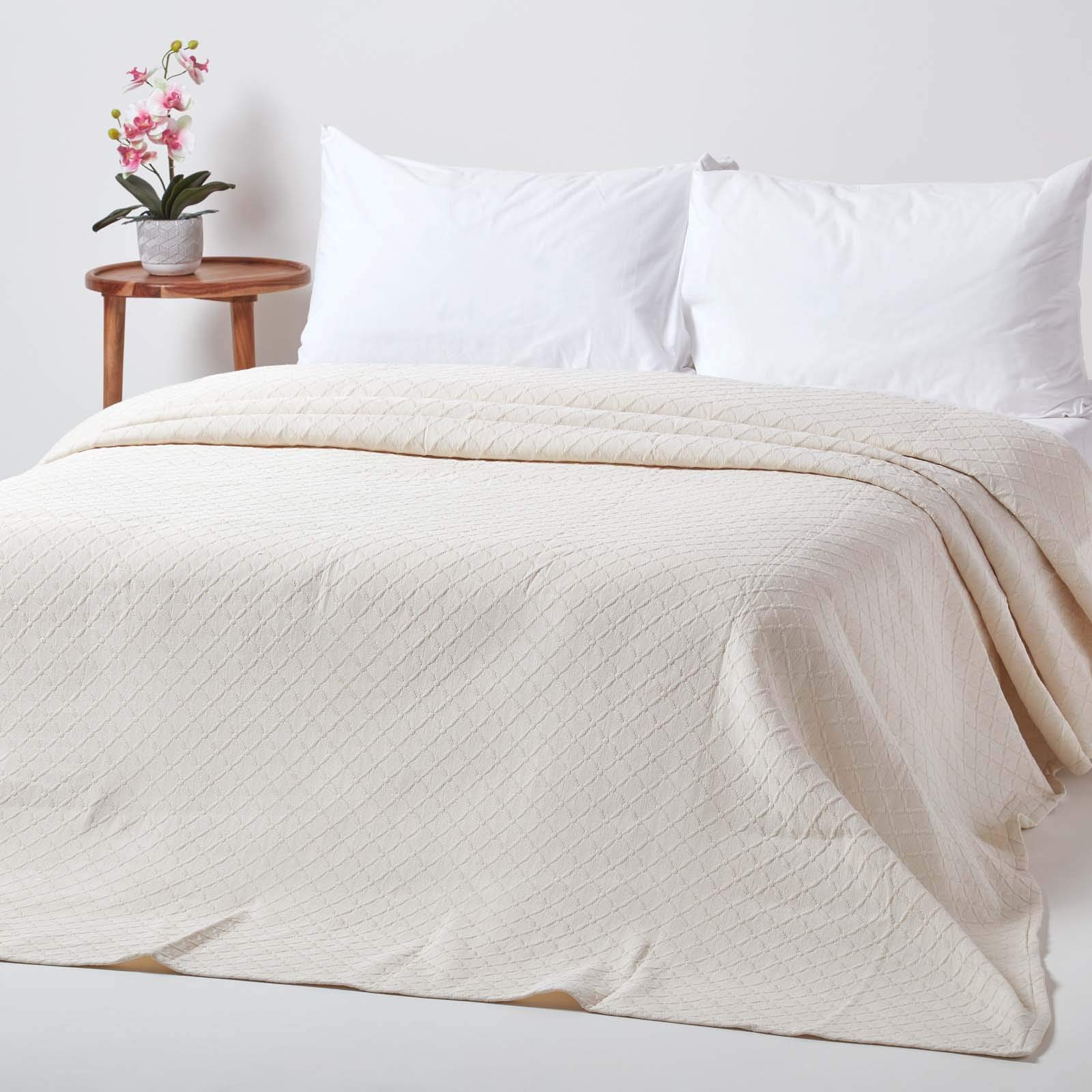 HOMESCAPES Cream Cotton Rich Metelassé Textured Bedspread with Diamond Pattern, Double