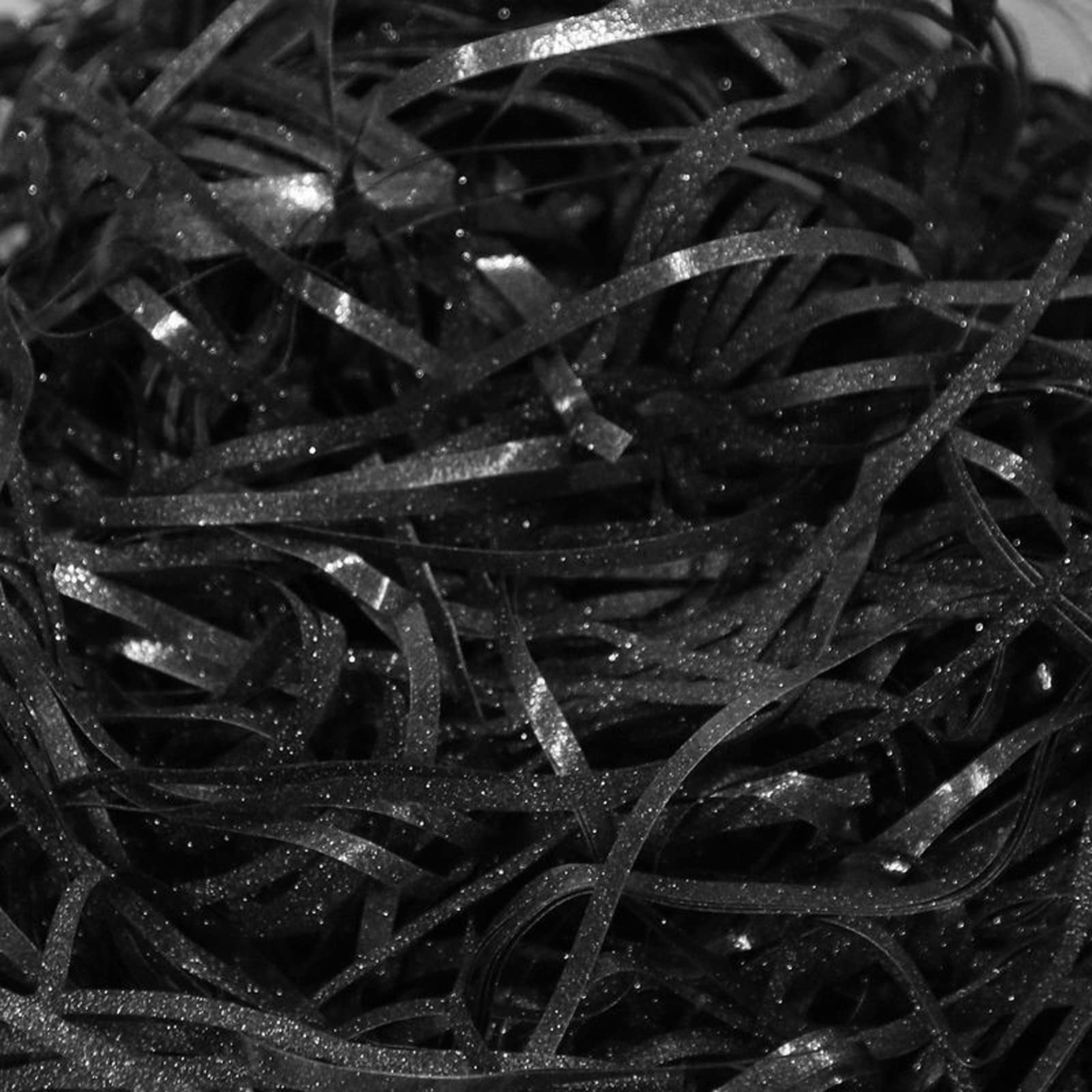 Glitter Shredded Tissue Paper 200g, Raffia Gift Filler Paper Shreds Box Basket Grass Craft Raffia Ribbon for Boxes Packaging Decoration Easter Hamper Basket Filling (Glitter Black)