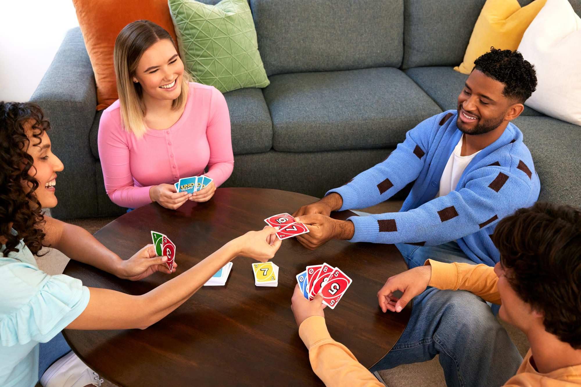 Mattel Games UNO Teams Kartenspiele für Kinder, Erwachsene und Familienabende, Partys und Reisen mit Sonderregeln für das Spielen in Zweierteams, HXT58 2