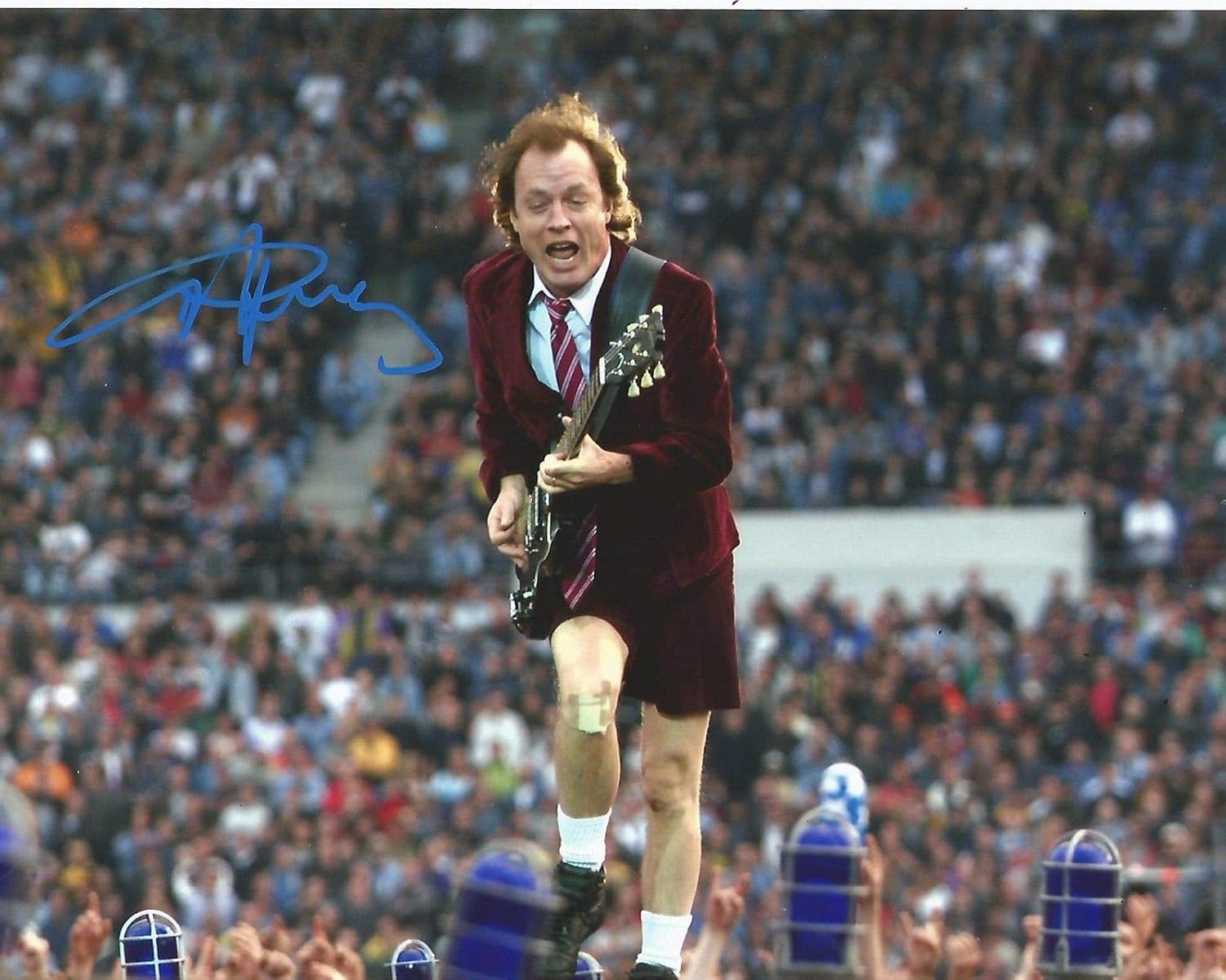 Photographs - Photo Angus Young - AC/DC Autograph Signed 8 x 10