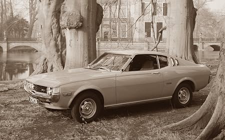 Amazon Co Jp 絵画風 壁紙ポスター はがせるシール式 トヨタ セリカ 初代 リフトバック 00gt 1973年 ダルマ セピア キャラクロ Tclc 003w2 ワイド版 603mm 376mm 建築用壁紙 耐候性塗料 車 バイク