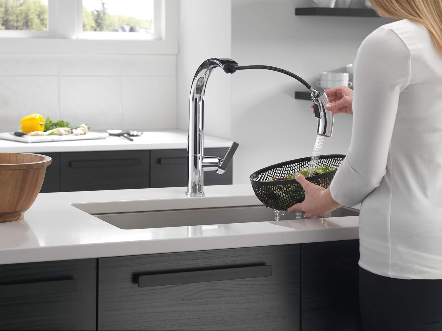 Delta Faucet Keele Chrome Kitchen Faucet with Pull Down Sprayer, Kitchen Sink Faucet, Faucets for Kitchen Sinks, Single-Handle, Magnetic Docking Spray Head, Chrome 19824LF - - 