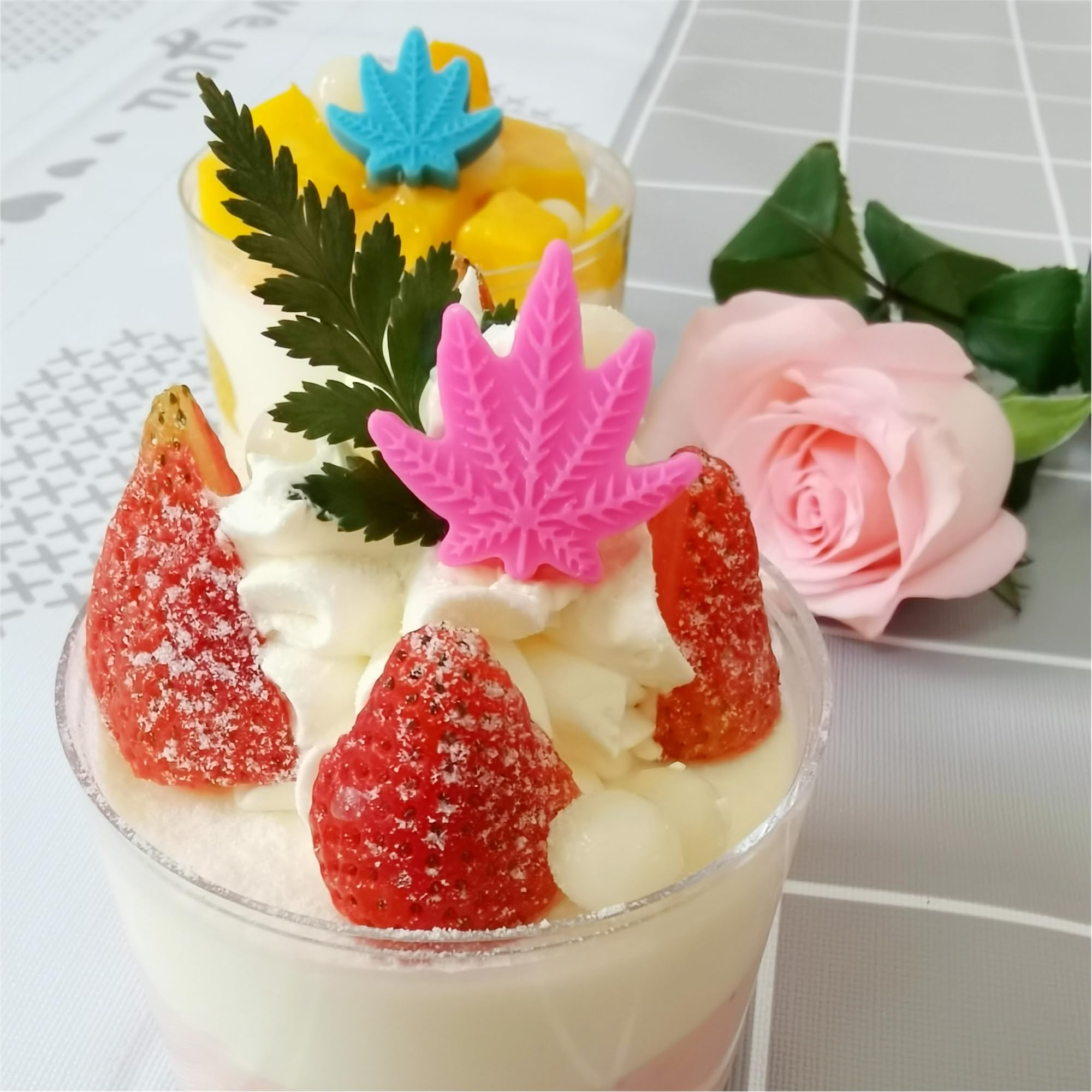 sofliym Mini Leaf Silicone Candy Molds for Chocolate Gummy, Small Leaf Wax Melts Molds Baking Molds Tiny Ice Cube Tray with Scraper