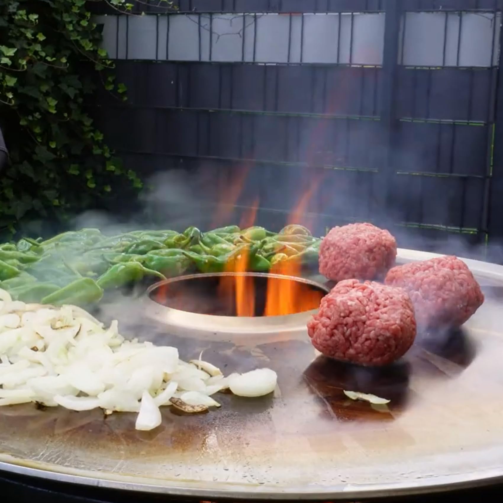 Onlyfire Feuerplatte, BBQ-Disc Edelstahl, Ø 65 cm Grillplatte, Grillring mit Ölauffangrillen, 3 Auflageleiste, Feuerring für Weber Fassgrill, Kugelgrill, Räucherofen, Plancha Gasgrill, BBQ-Platte 6