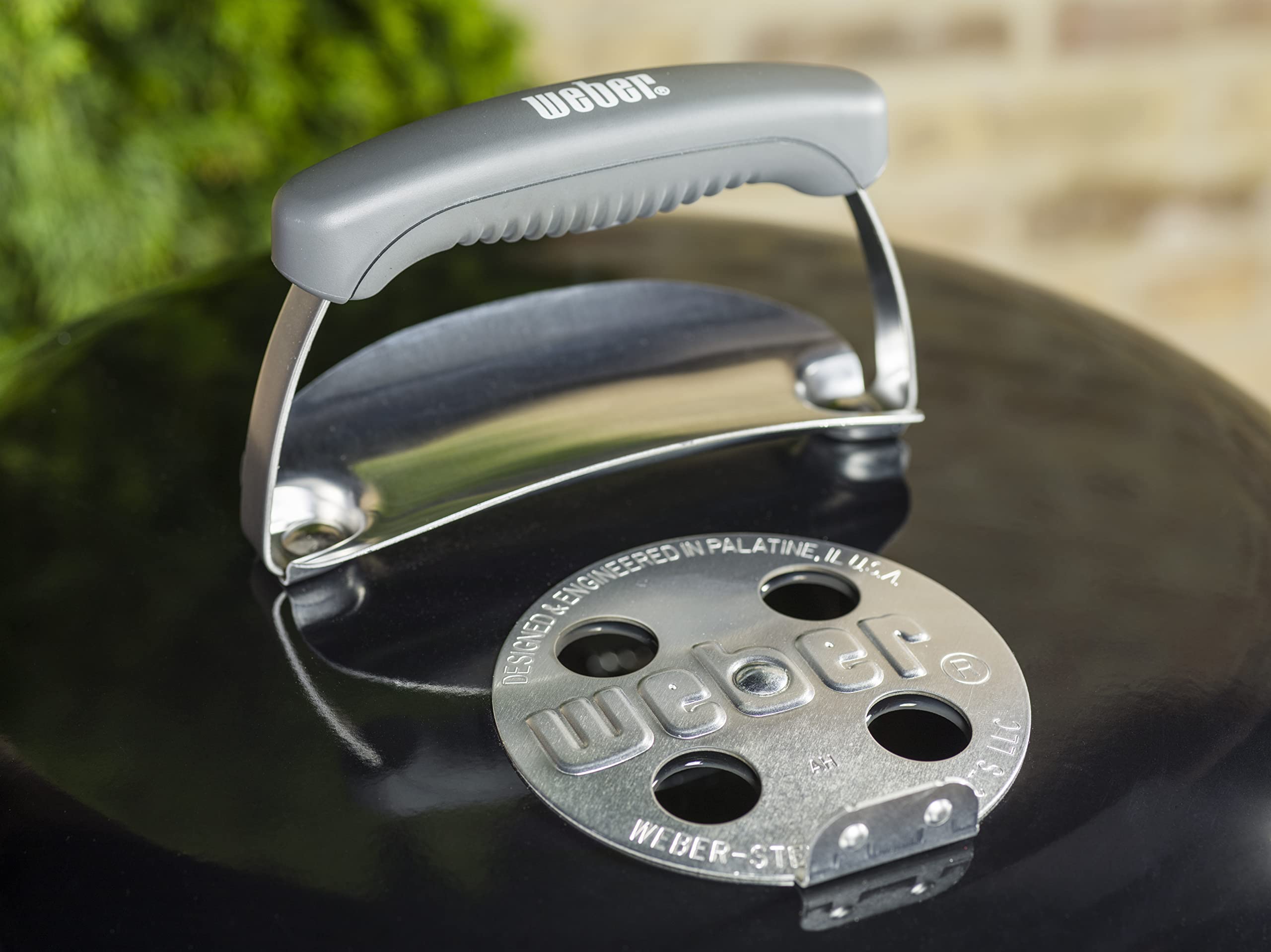 Weber Classic Kettle Holzkohlegrill/Porzellanemaillierter Deckel und Kessel, 47 cm Grillfläche, One-Touch-Reinigungssystem, Deckelthermometer, Dreibein-Ständer und Räder, Schwarz 7