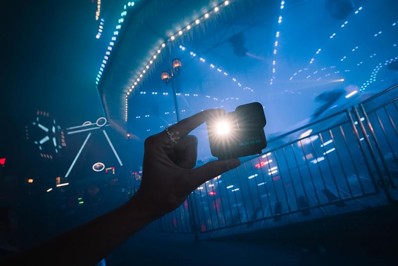 LIT Hero – Leichte, kompakte, wasserdichte Action-Kamera mit integriertem Licht, 4K60 Ultra HD-Video, 12 MP Foto, Touchscreen, HyperSmooth-Stabilisierung