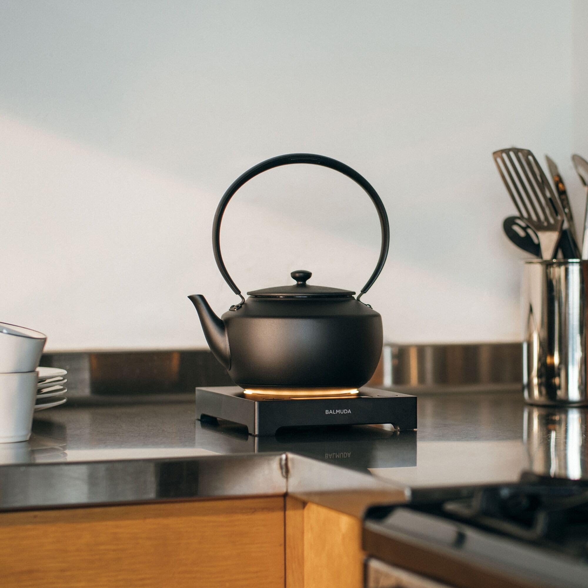 Balmuda MoonHervidor | Hervidor eléctrico con control de temperatura (122°F - 212°F) | MANTENGA Y MANTENGA CALIENTE | 900 ml (30 onzas líquidas) | Luz y sonido ambiental relajantes | Boquilla de vertido de precisión | Negro