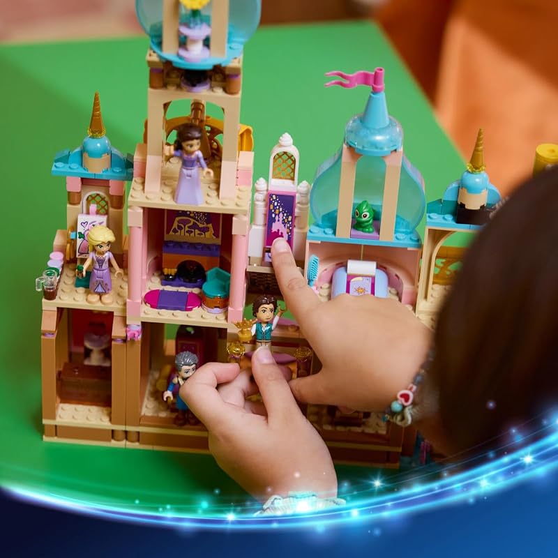 | Disney Princess Il Castello di Rapunzel Giocattolo - Modello da Esposizione con 4 Mini Bamboline, Figura di Pascal e Accessori - Regalo di Compleanno per Bambine da 6 Anni in su e Fan - 43297