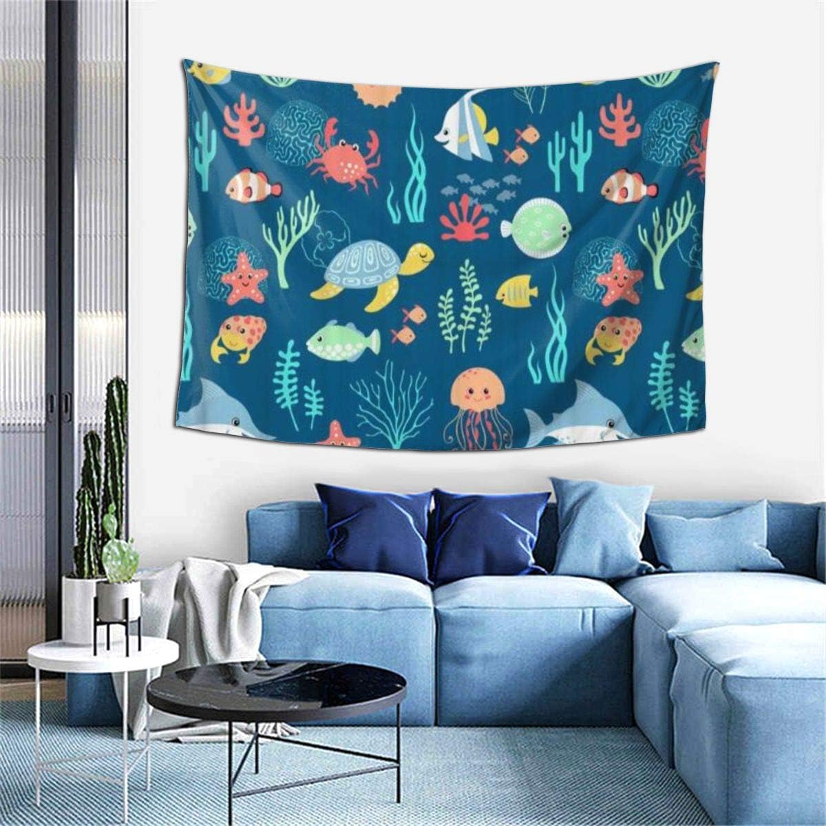 Amazon Co Jp Gukisala タペストリー 漫画タコニモタートルサメカニヒトデと世界の海の草暗い青色の背景 多機能 毛布 おしゃれな壁掛け インテリア ファブリック装飾用品 モダンなアート 和風 壁掛け クールジャパン 家飾り ホーム キッチン