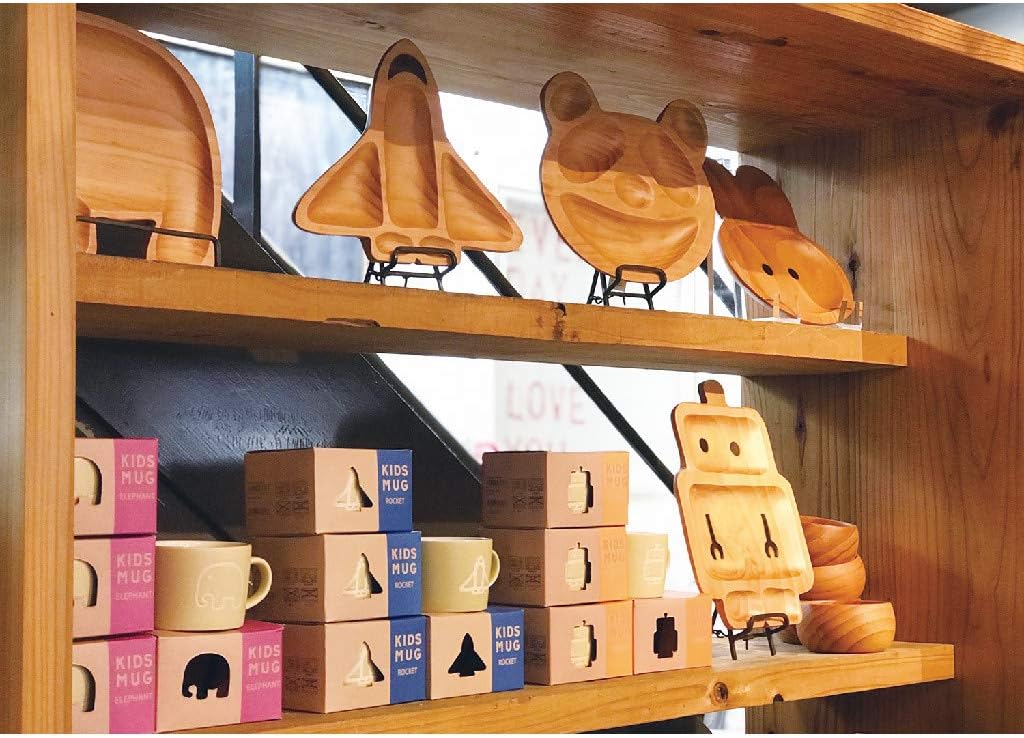 ロケットやパンダ、ロボットなどの形をした木製食器