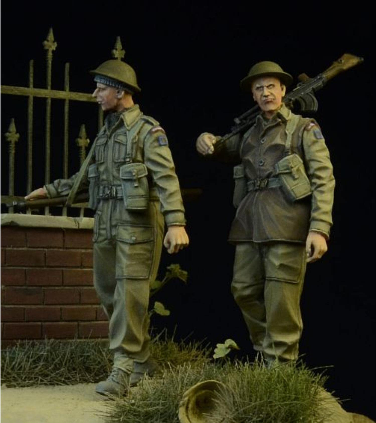 LIANGFANG 1/35 Risen Figure Model Kits WWII British Infantry 2 figure Unassembled and Unpainted kit
