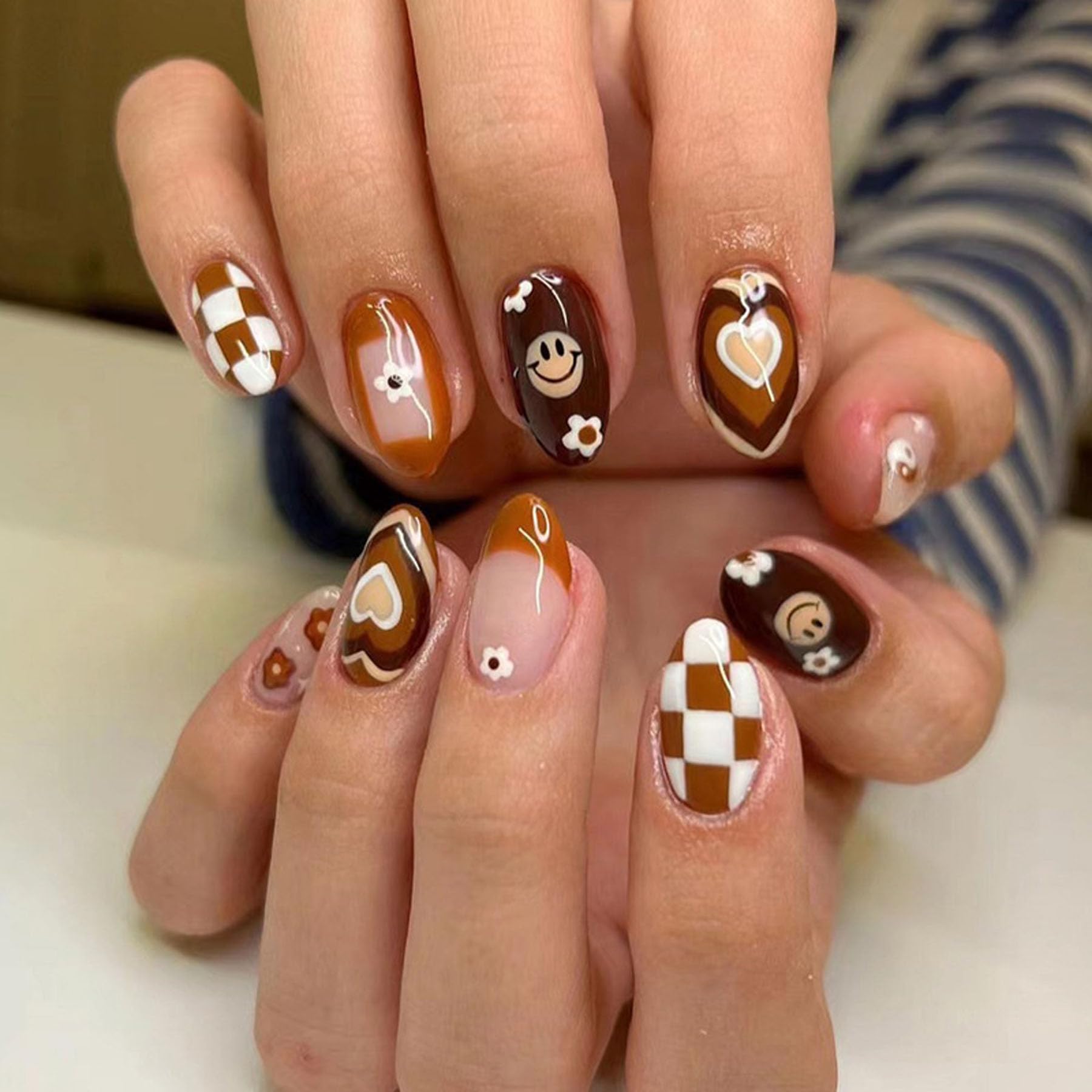Short Press on Nails Fall Cute Face Fake Nails Winter Brown Oval Glue on Nails Glossy Coffee with Checkerboard Flower Heart Design Short Nails Full Cover French Tip False Nails for Women Girls