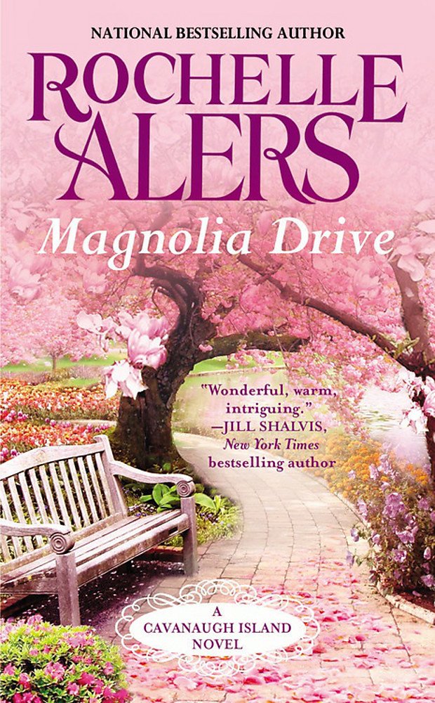 Magnolia Drive (A Cavanaugh Island Novel) (9781455574971)