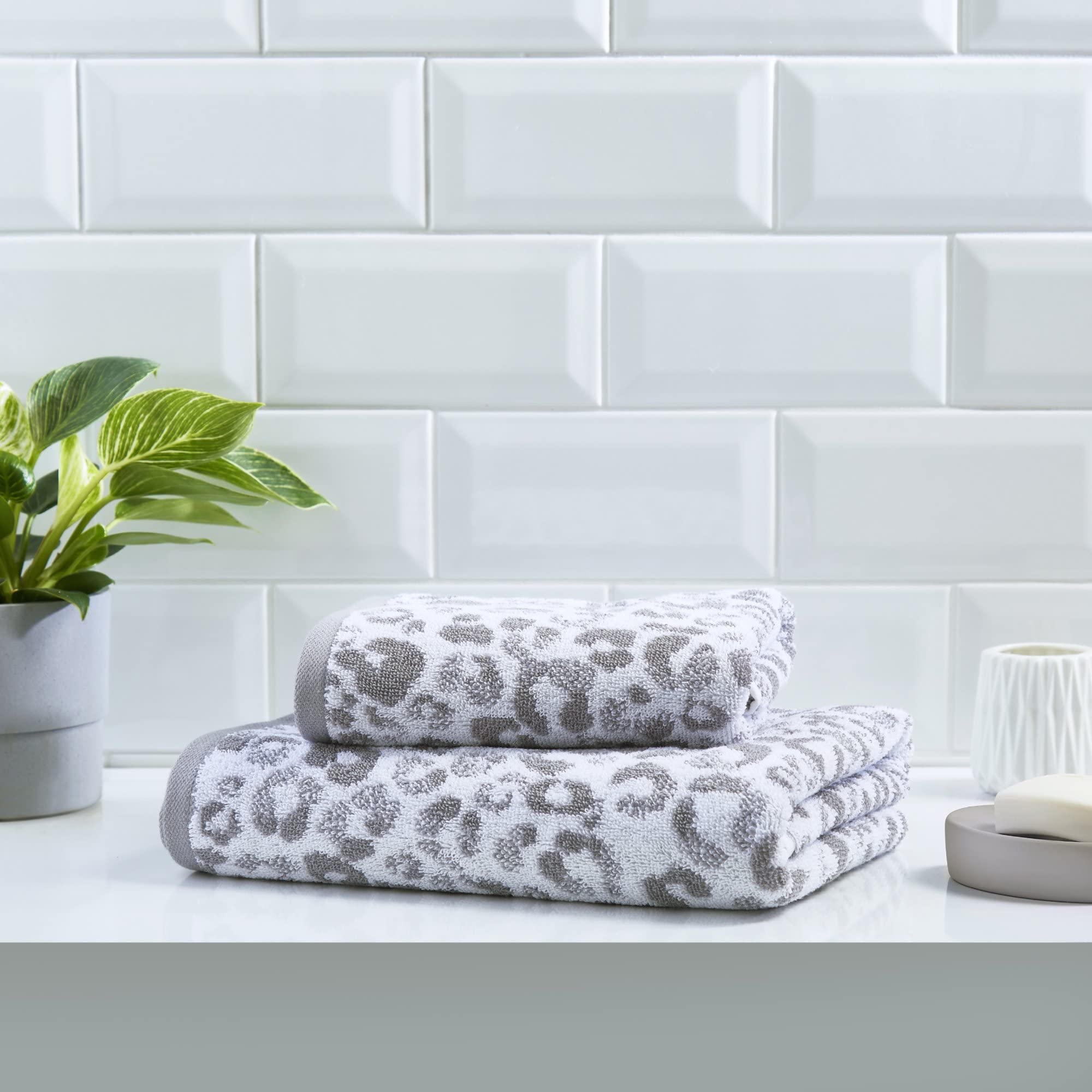 Fusion Animal Print Hand Towel – Grey & White – 50 x 90cm – 100% Cotton – Cheetah/Leopard Paw Design – Soft & Absorbent – Safari Bathroom Accessory