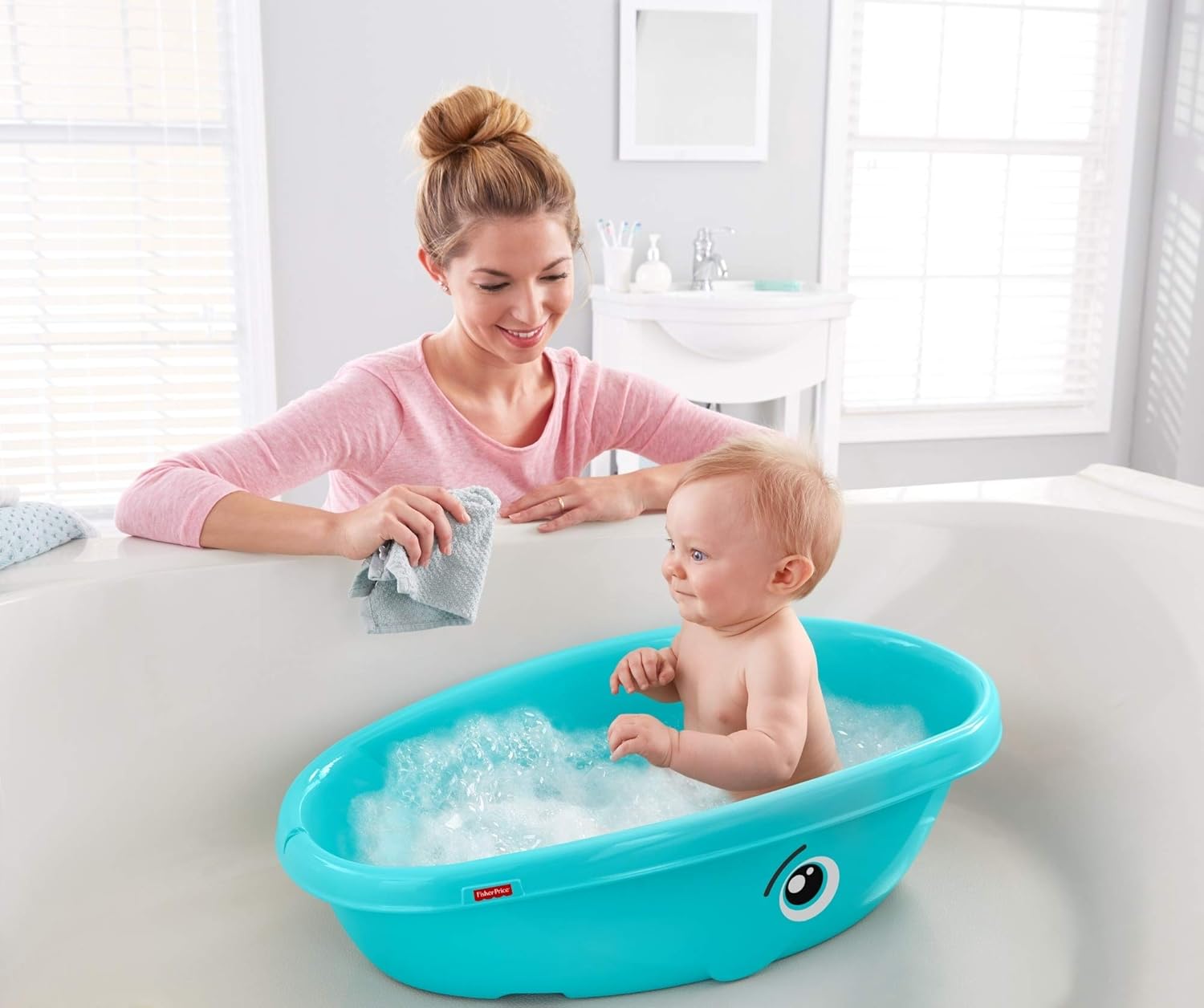 Fisher-Price Whale of a Tub Bathtub : Baby