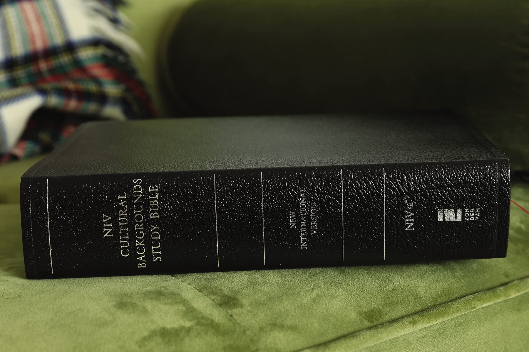 NIV, Cultural Backgrounds Study Bible (Context Changes Everything), Bonded Leather, Black, Red Letter, Thumb Indexed: Bringing to Life the Ancient World of Scripture