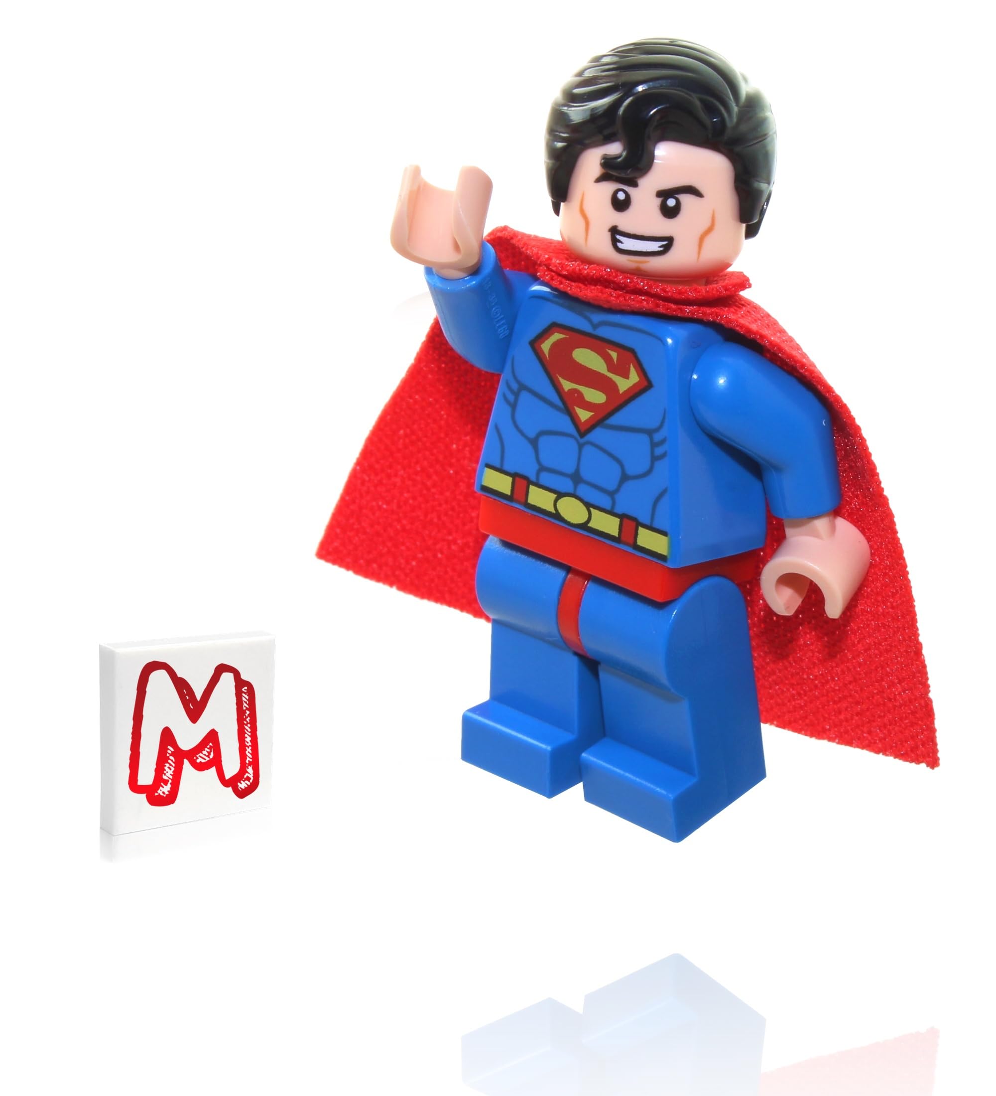 LEGO Super Heroes DC Minifigure - Original Superman (Red Eyes, Curl in Hair, Red Cape) with Minifigureland Tile — image 1