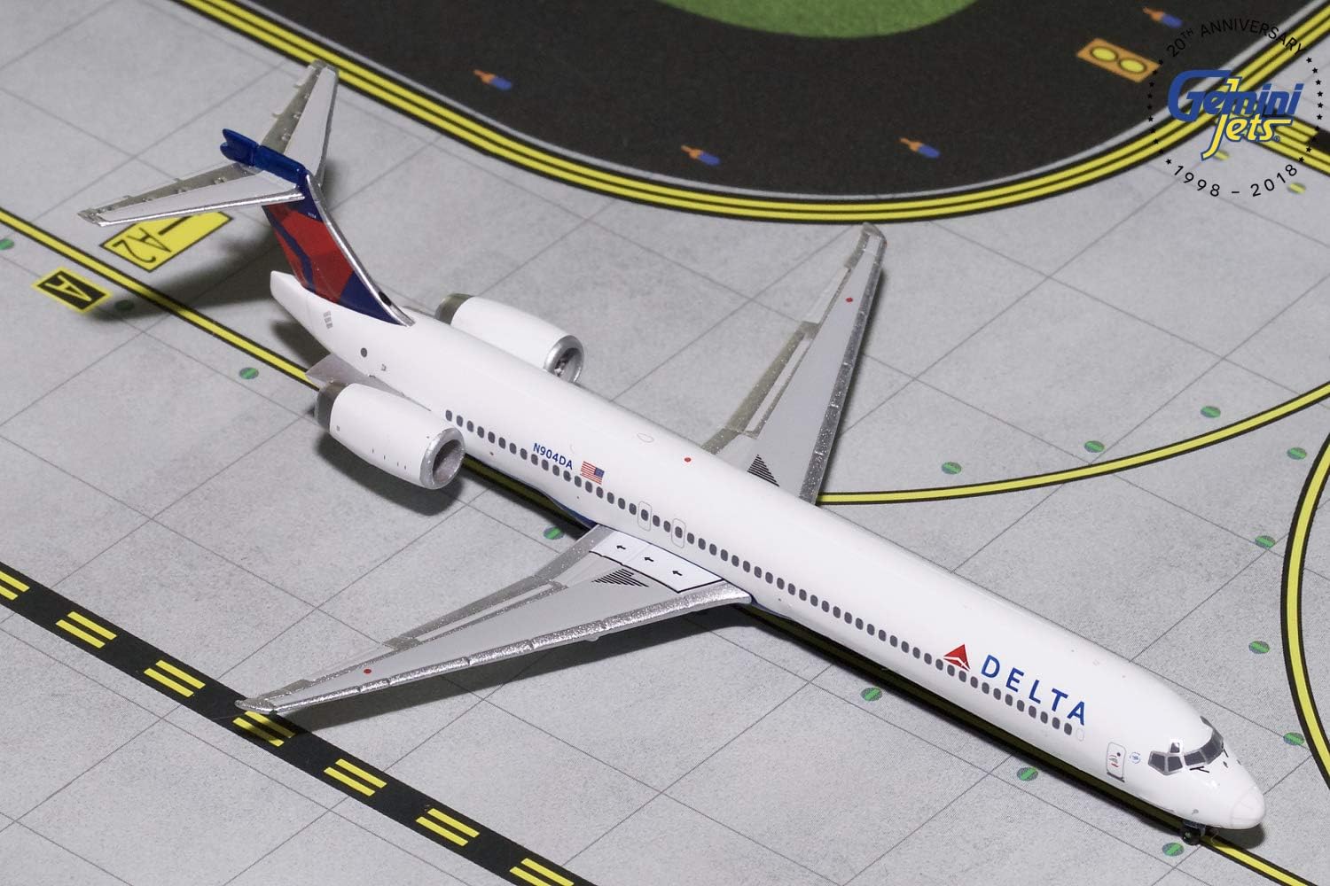 GeminiJets Delta Air Lines MD-90 N904DA 1:400 Scale Diecast Model Airplane