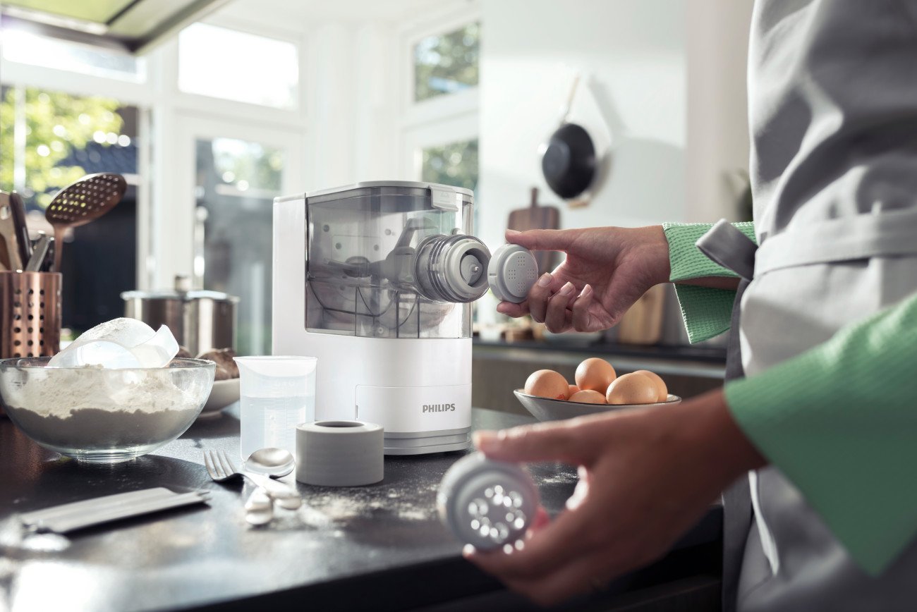 Philips Kitchen Appliances Compact Pasta and Noodle Maker, Viva Collection, Comes with 3 Default Classic Pasta Shaping Discs, Fully Automatic, Recipe Book, Small, White (HR2370/05)