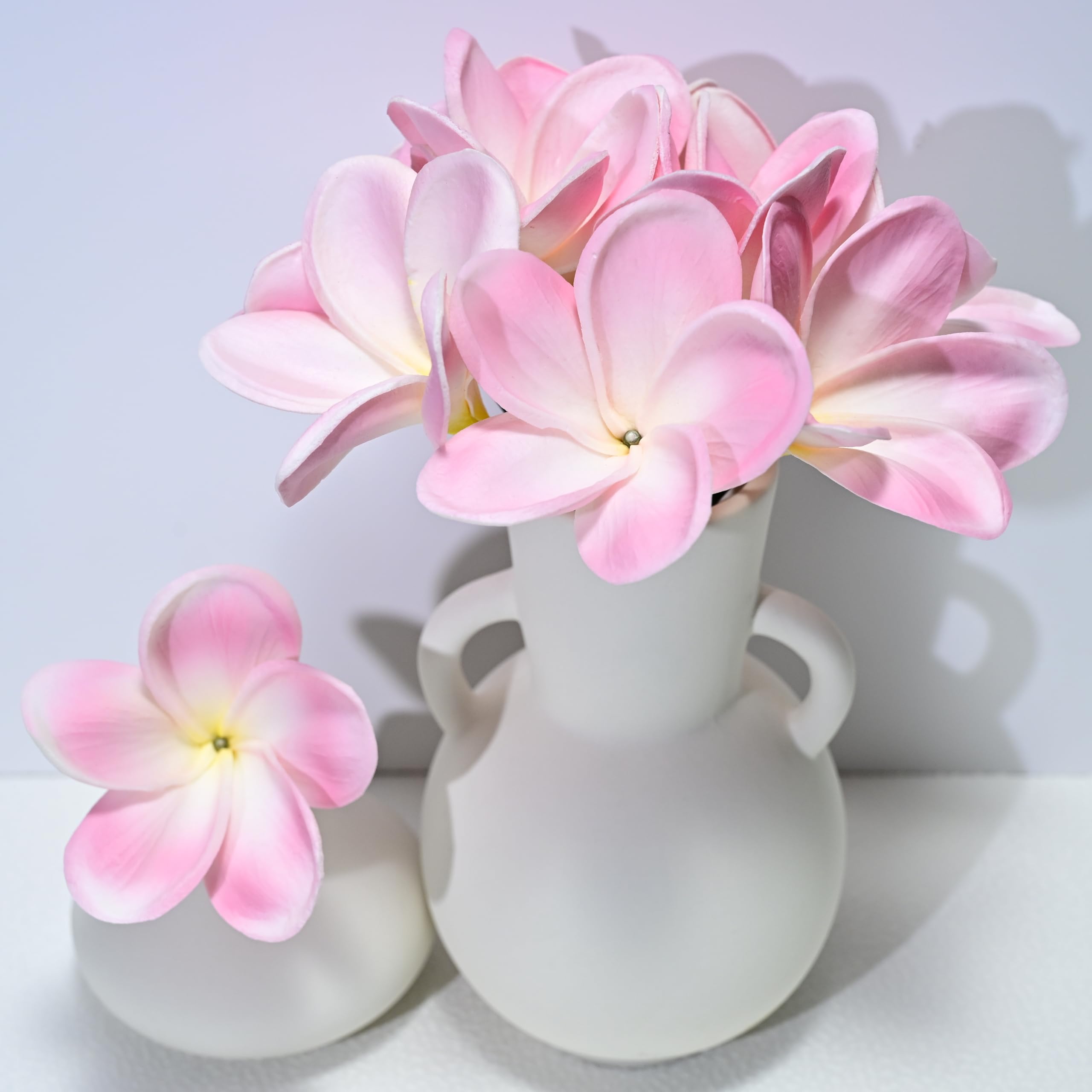 Photo 1 of 10pcs Light White Pink Flowers PU Real Touch Flowers Hawaiian Plumeria Tropical Artificial Flowers for DIY Floral Gifts Wedding Home Office Table Decor Farmhouse Table Centerpiece Decorations