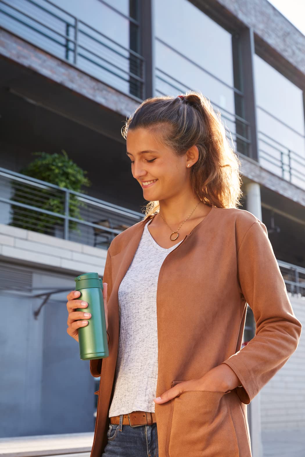 Emsa N21519 Travel Mug Light Isolierbecher, Fassungsvermögen: 0,4 L, extra-schlankes Format, Leichtgewicht, Edelstahl, Klappverschlusssystem, 100% dicht, 8h heiß/16h kalt, Grün 8