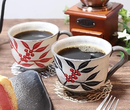 Amazon Co Jp 信楽焼 夫婦 マグカップ 南天マグ 赤 黒 ペアセット W304 01 304 02 しがらき焼 陶器 焼き物 マグ 食器 スープカップ ビアマグ カフェマグ コーヒーカップ 珈琲カップ コップ オシャレ おしゃれ ペア めおと ギフト プレゼント ホーム キッチン