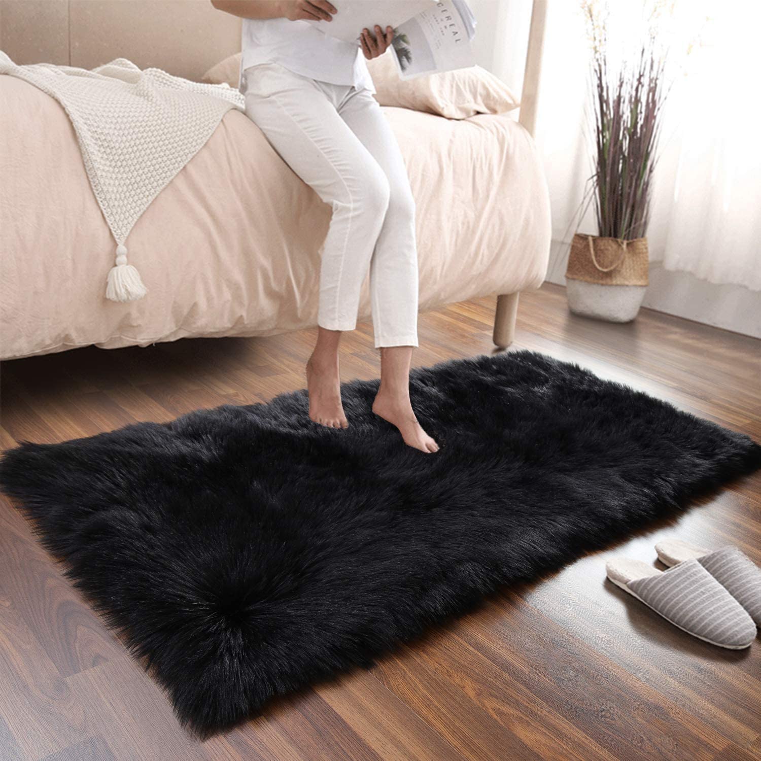 AUFELL Black Fluffy Rug Soft Faux Fur Bedroom Carpet for Girls Room,Small Area Rug for Sofa,Living Room,Nursery,Washable Shag Rug,Cute Home Deco(23.6 x 35.4 inch)