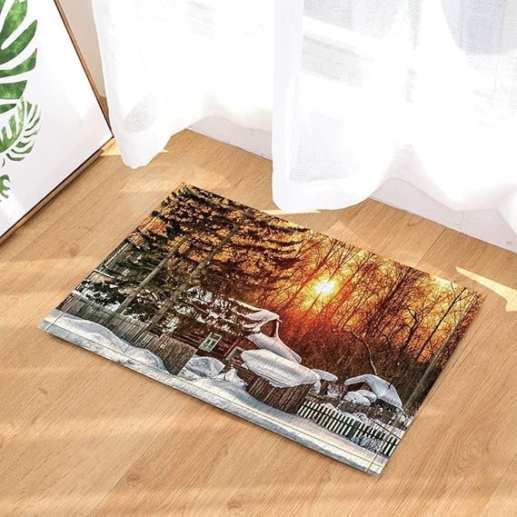 Schöner grüner Wald und braunes Chalet unter gelbem Sonnenuntergang