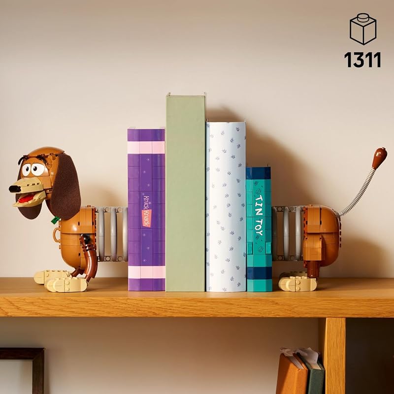 ǀ Disney and Pixar Toy Story: Slinky-Buchstützen - Bücherregal-Deko Bauset für Erwachsene - inkl. Woody Minifigur & Dackelfigur - Nostalgisches Geschenk für Fans - 43301