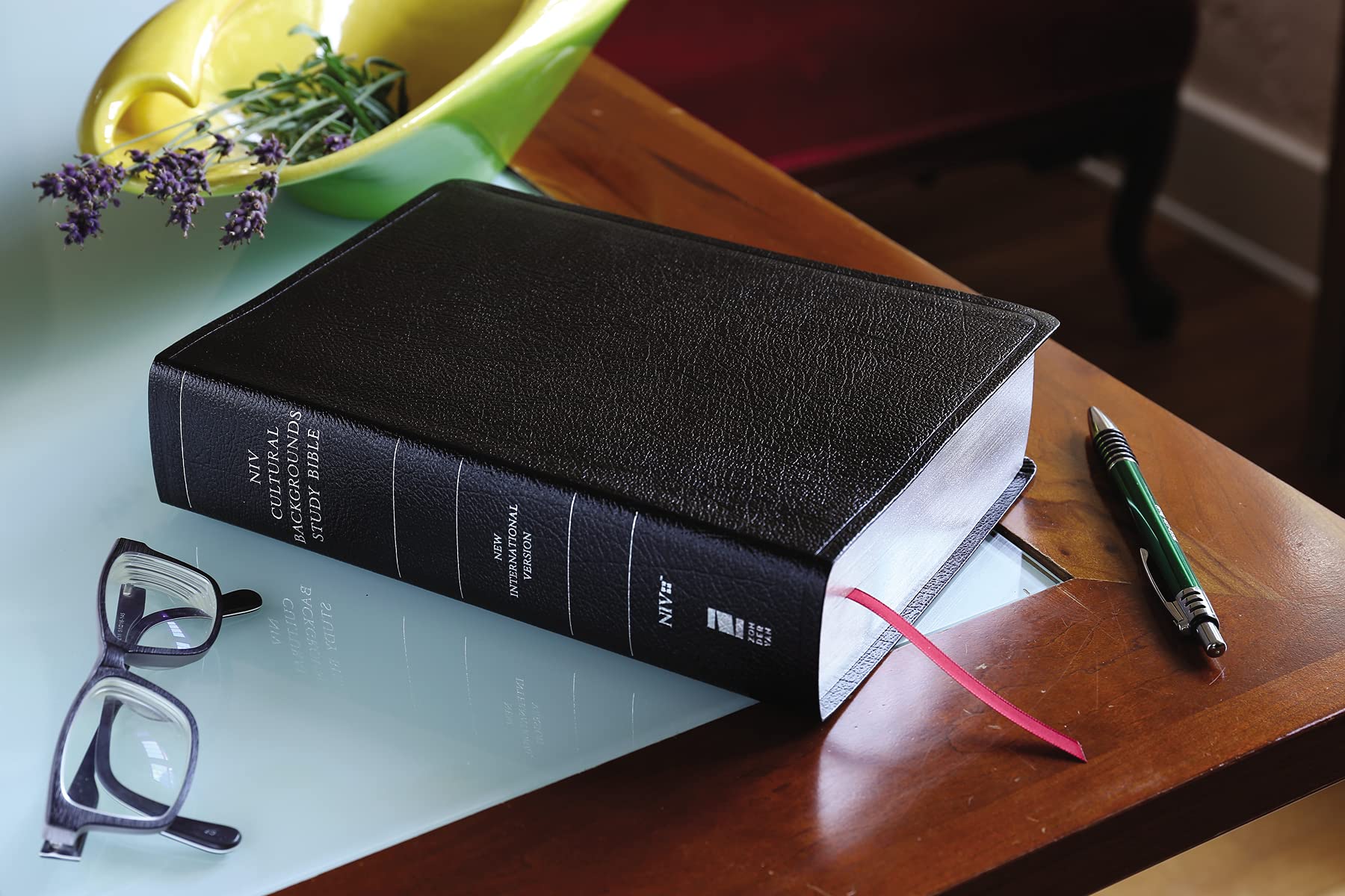 NIV, Cultural Backgrounds Study Bible (Context Changes Everything), Bonded Leather, Black, Red Letter, Thumb Indexed: Bringing to Life the Ancient World of Scripture
