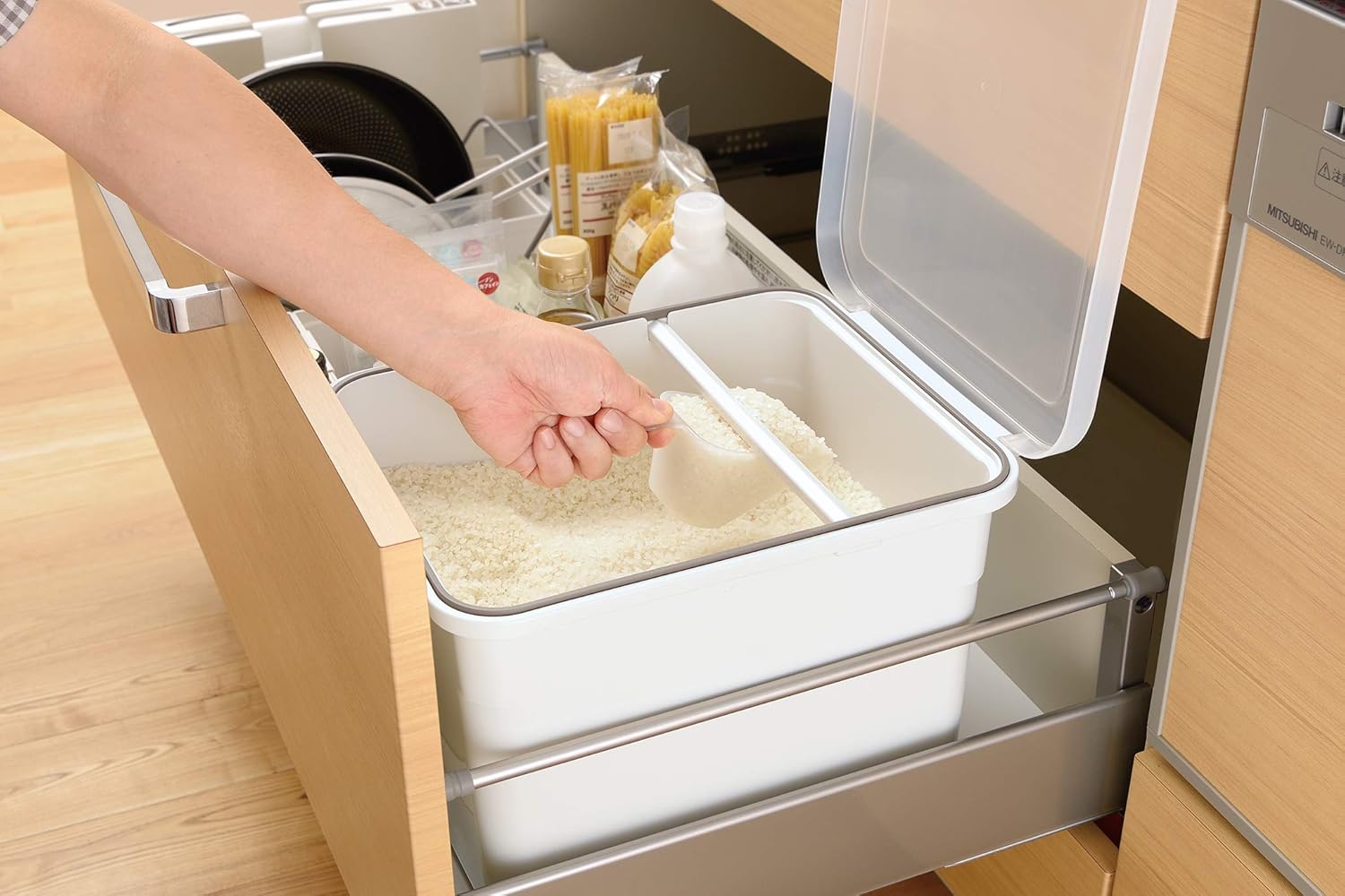 Amazon Co Jp リッチェル 米びつ ホワイト 10kg トトノ米びつすり切り計量スコップ付き10 抗菌加工 ホーム キッチン