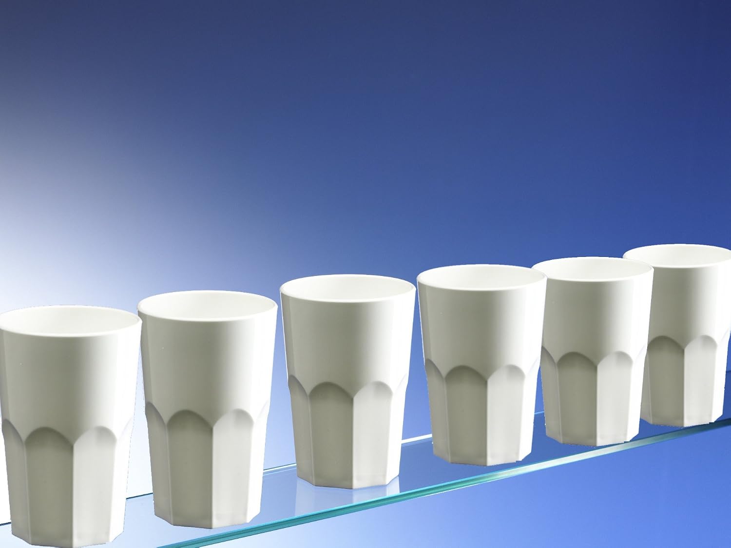 White Plastic Octagon Shaped Tumblers. Set of 8. Virtually unbreakable. Holds 350ml / 12oz to rim. Ideal for all occasions inside or out and a safer alternative to glass. Dishwasher safe and great for kids. - Image 3